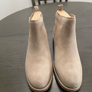 Crown Vintage ankle boots Suede Taupe never worn original box size 9 1/2 Wide.